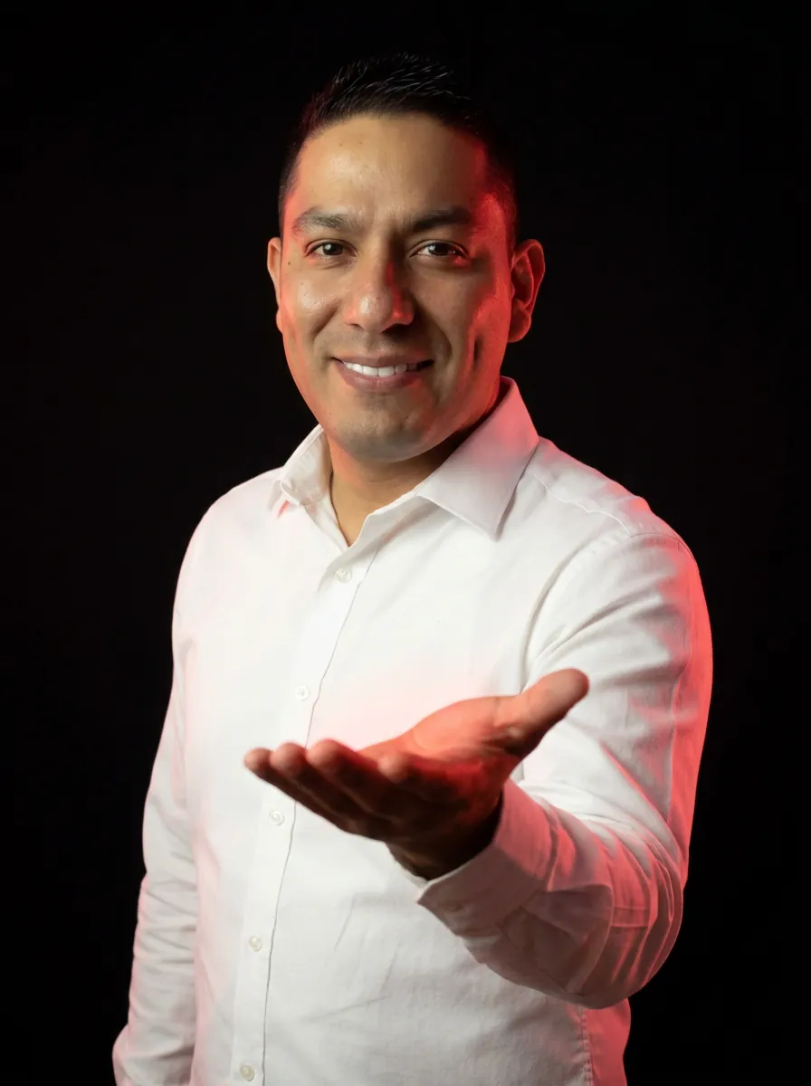 Jonathan Lizcano, fundador de RubíLaB, presenta un rubí que flota sobre la palma de su mano